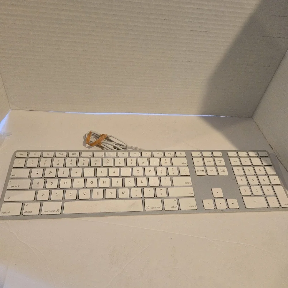 Genuine Apple A1243 Wired Mac Standard USB Keyboard w/ Numeric Keypad‎
